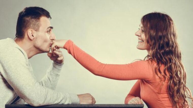 vaikinas rūpinasi mergina ir galvoja apie varpos padidėjimą