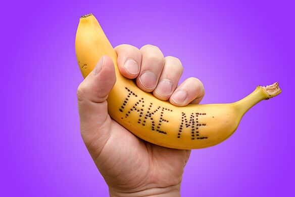 bananas rankoje simbolizuoja varpą su padidinta galva